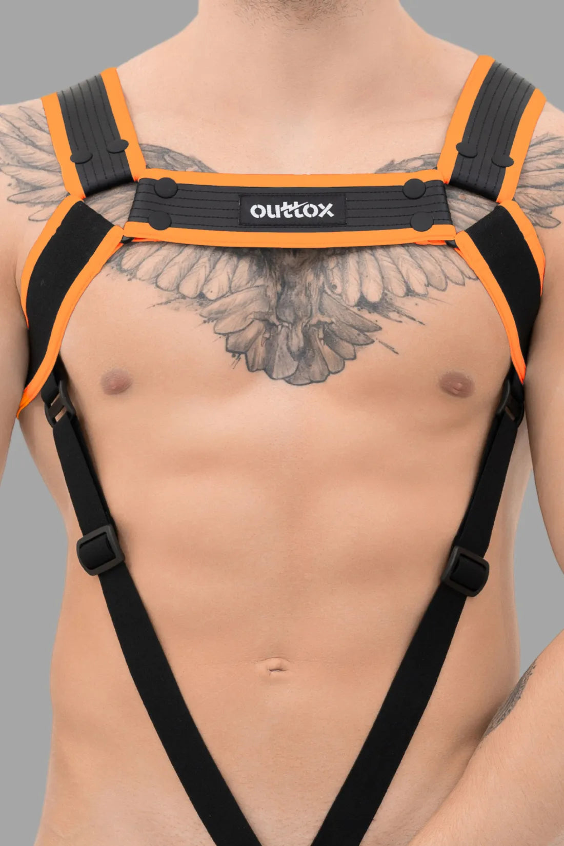 Outtox. Arnés corporal con broches. Negro+Naranja