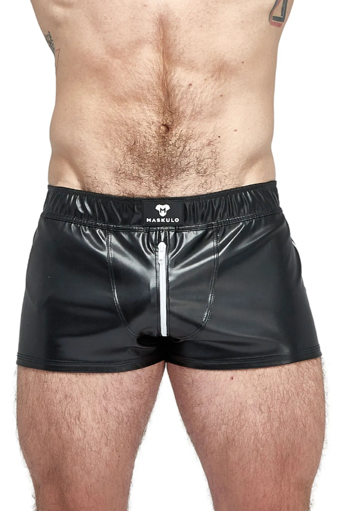 Skulla. Joggingshorts aus Kunstleder. Schwarz und Weiß