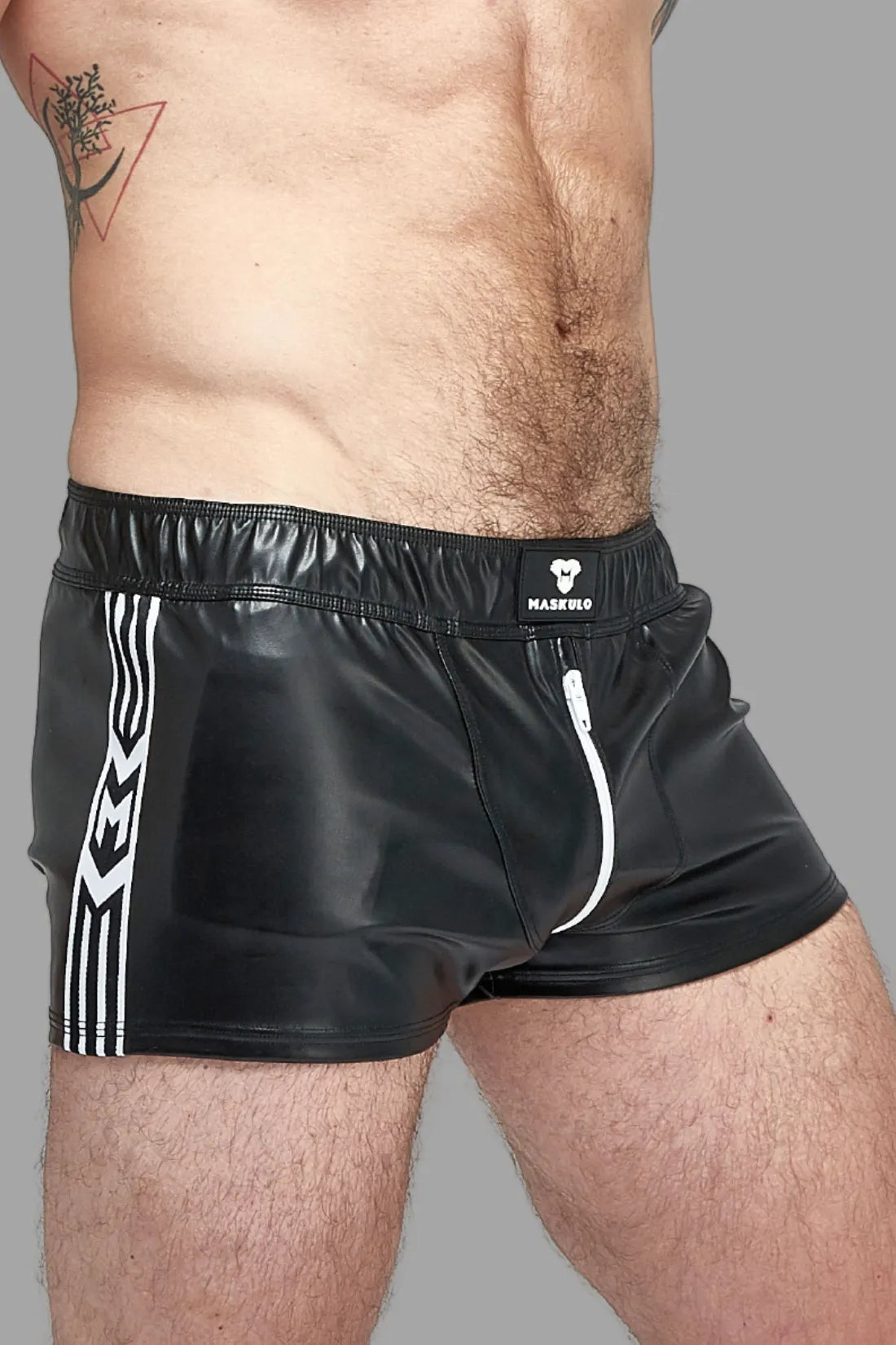 Skulla. Joggingshorts aus Kunstleder. Schwarz und Weiß