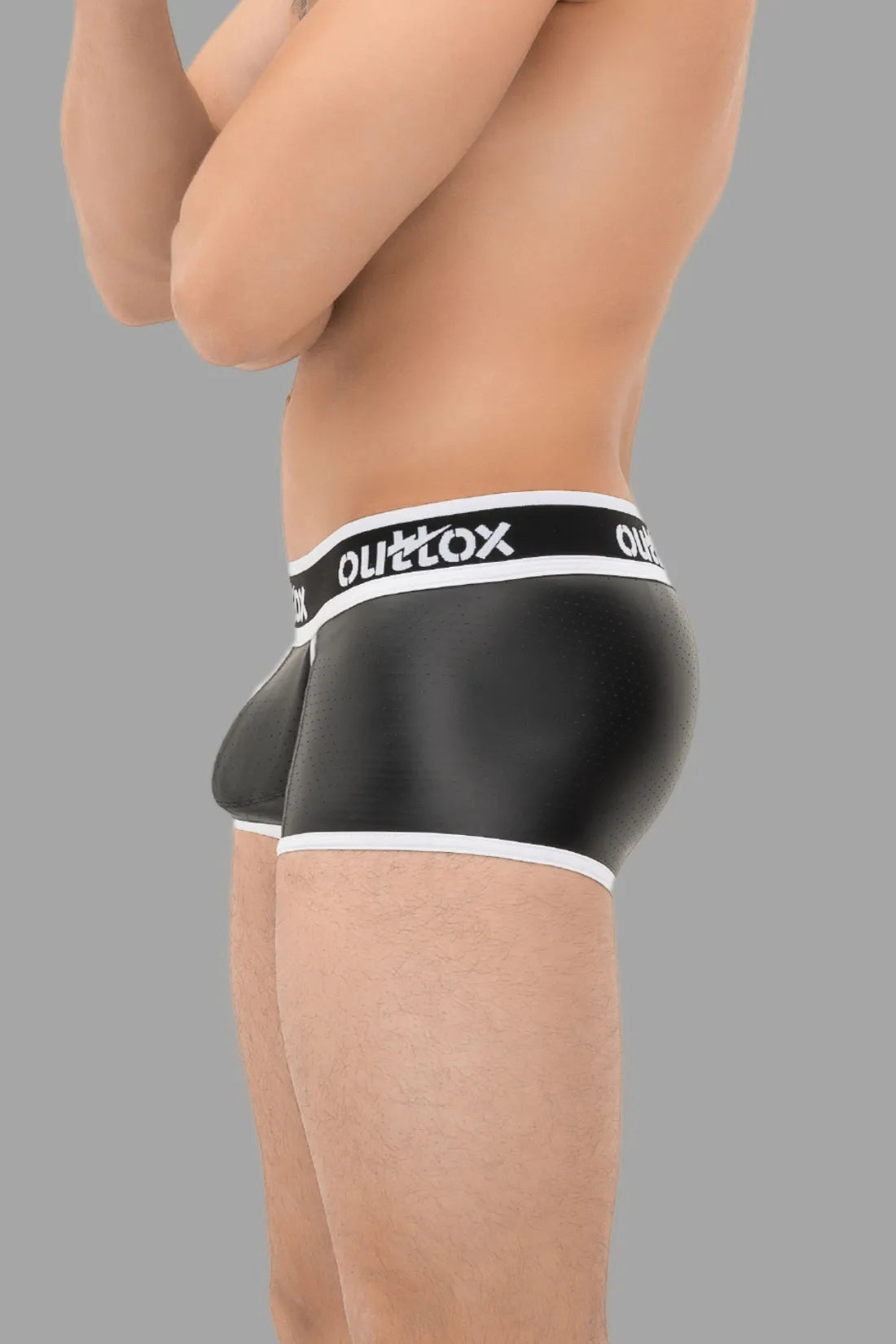 Outtox. Short de coffre arrière enveloppé avec braguette à boutons-pression. Noir et blanc