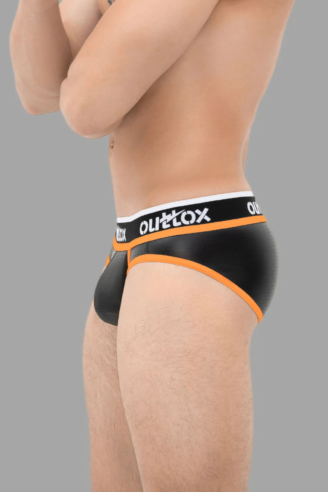 Outtox. Gewickelter Slip mit Druckknopf. Schwarz und Orange