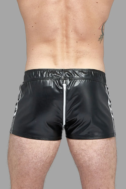 Skulla. Joggingshorts aus Kunstleder. Schwarz und Weiß