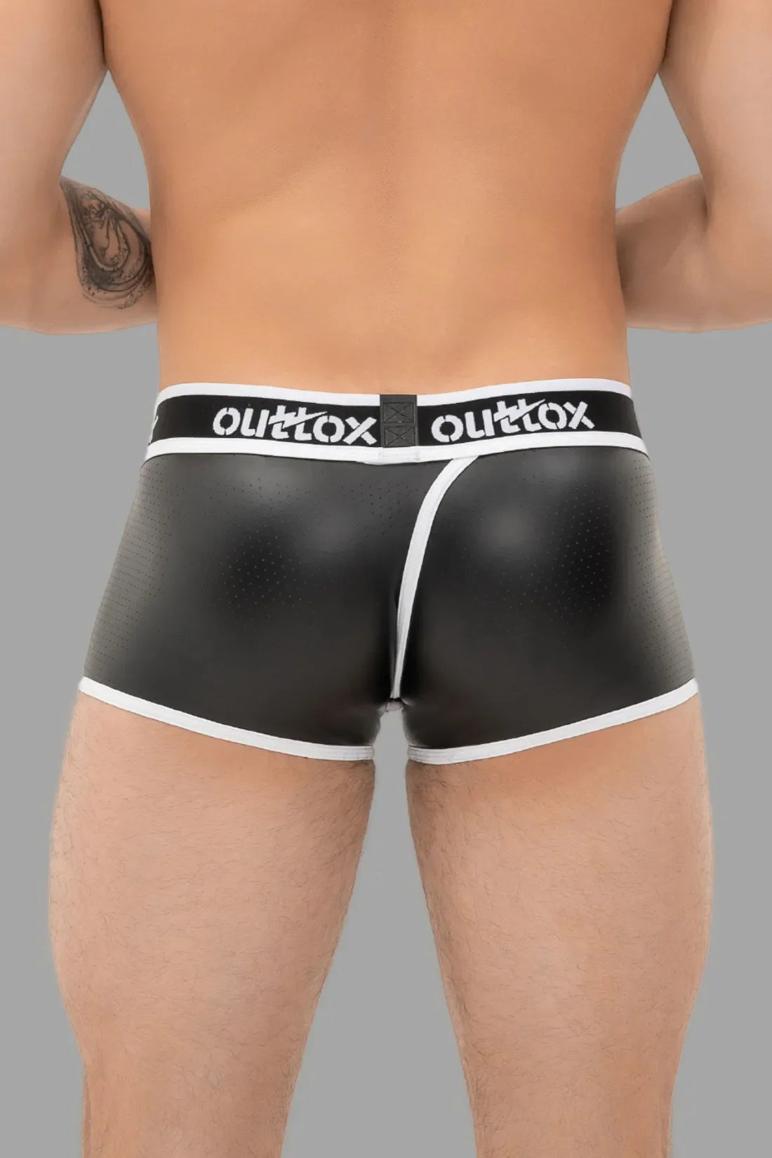 Outtox. Omwikkelde kofferbakshort met drukknoopsluiting. Zwart+Wit