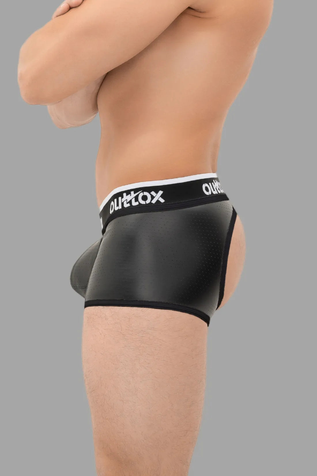 Outtox. Pantalones cortos con parte trasera abierta y bragueta a presión. Negro