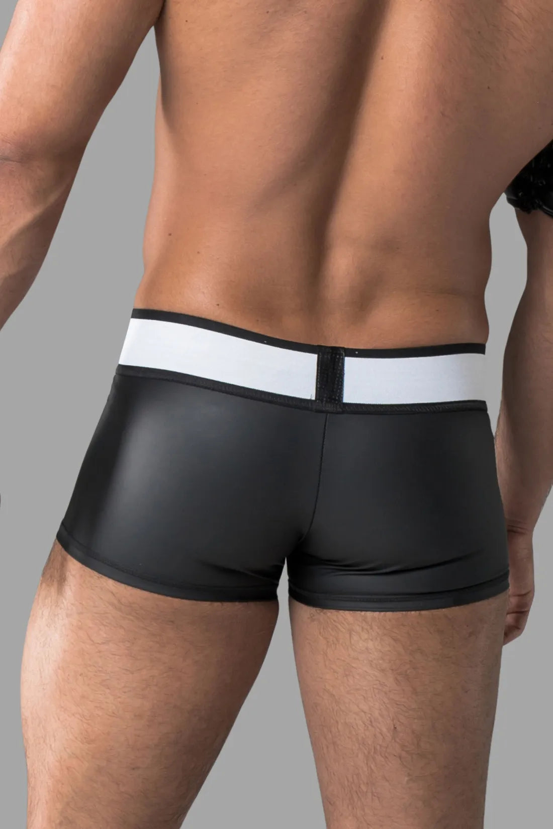 Armored. Trunkshort met rubberen look. Afneembaar zakje. Zwart