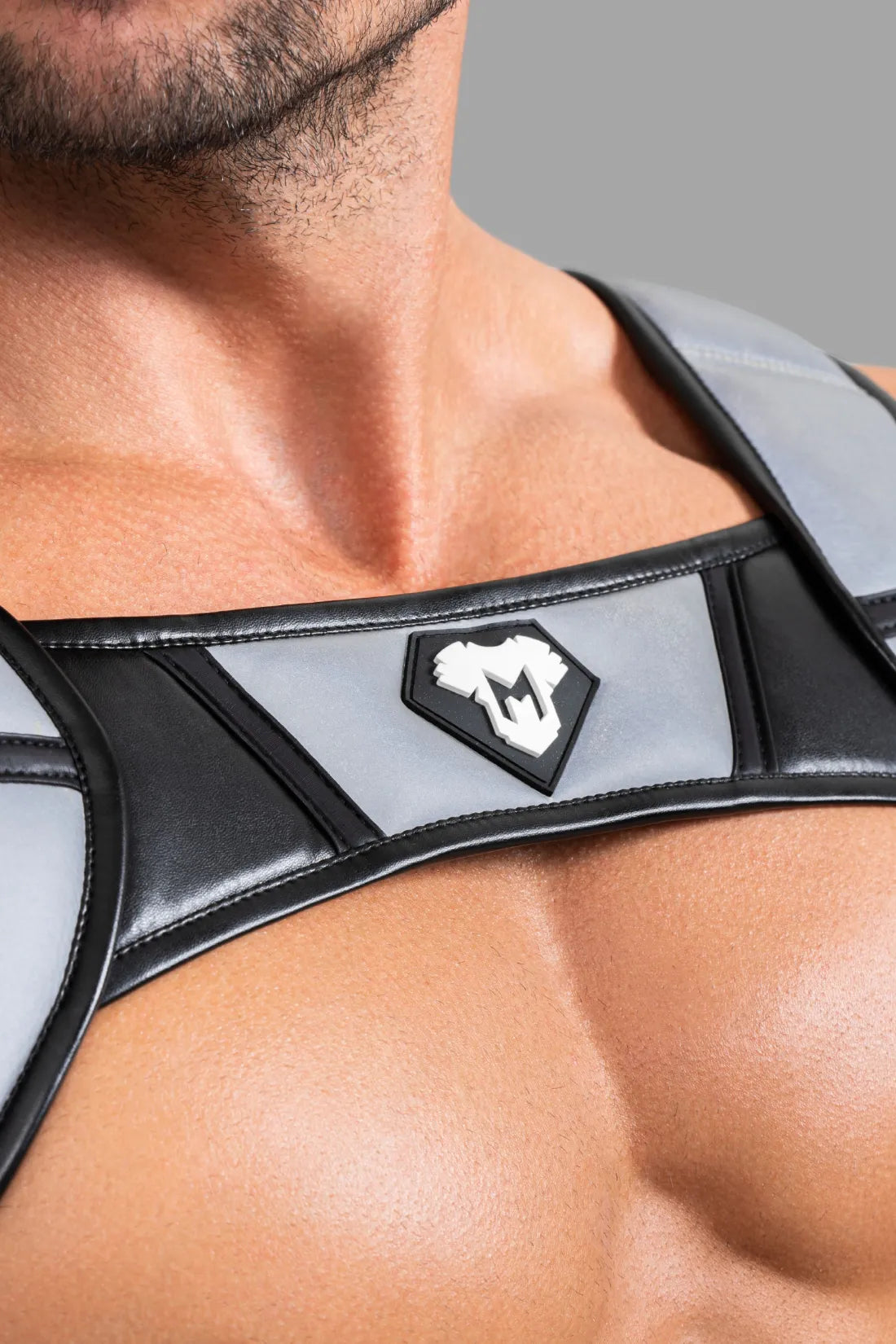 Body Harness mit Push-Up-Effekt. Schwarz und Grau ‚Reflective Light‘