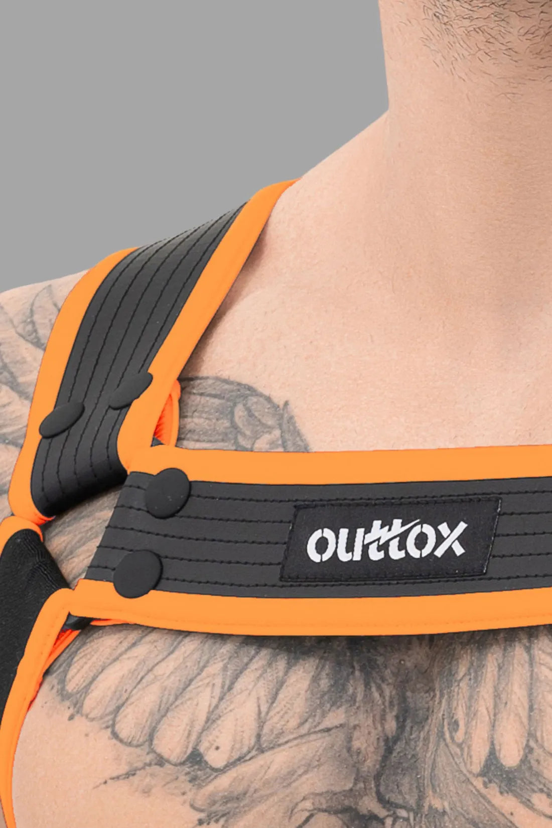 Outtox. Bodyharnas met drukknopen. Zwart+oranje