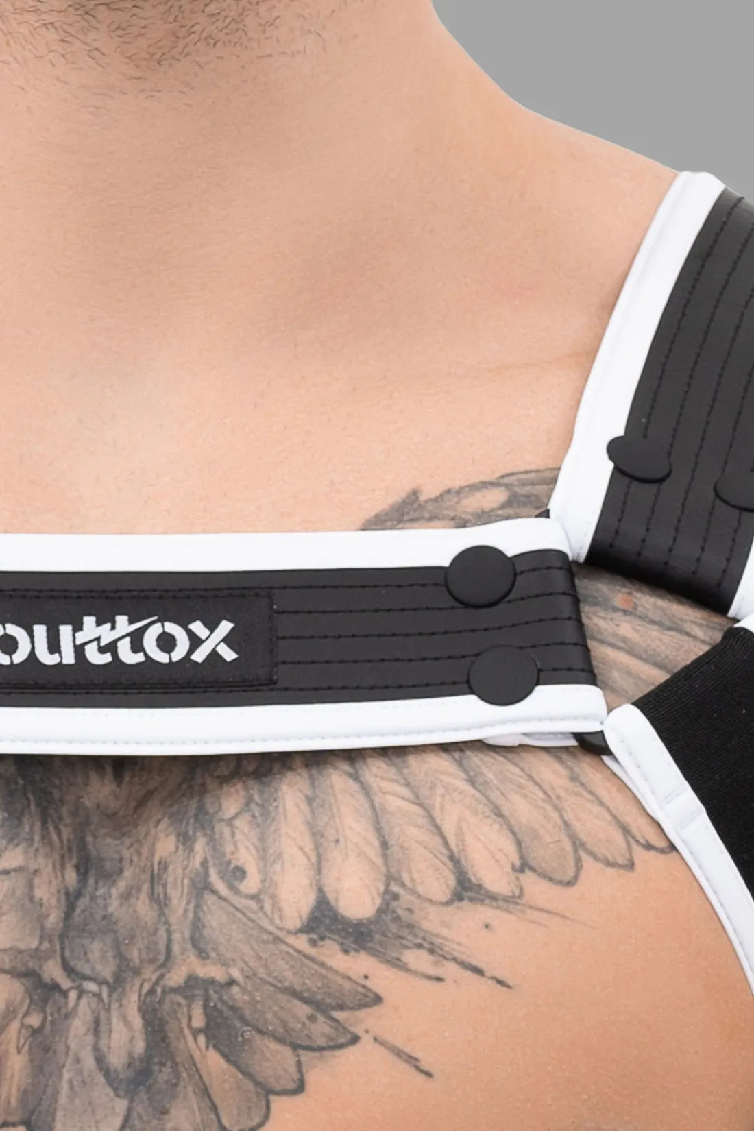 Outtox. Harnais de corps avec boutons-pression. Noir et blanc