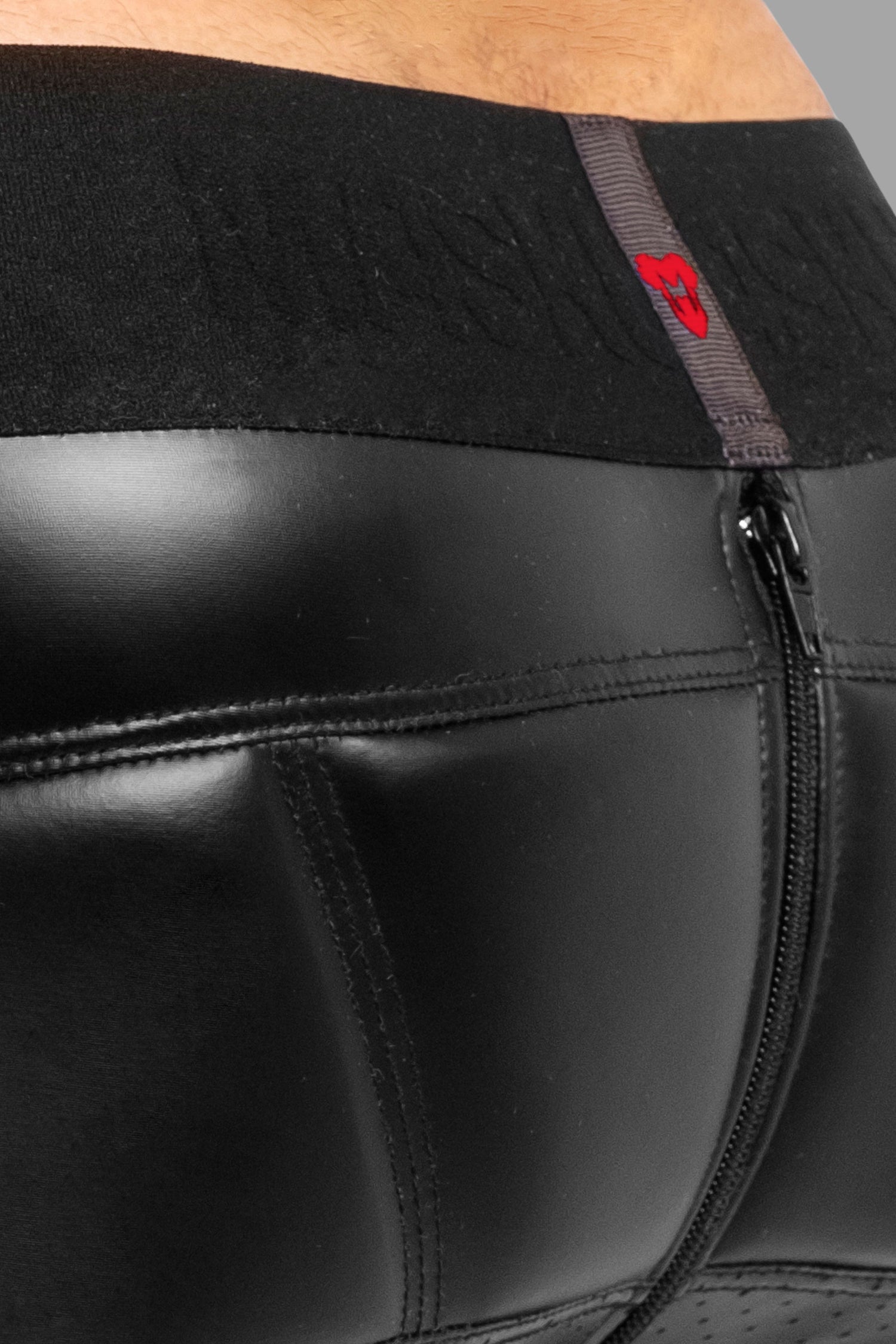Pantalón Corto Básico con Almohadillas. Parte trasera con cremallera. Negro+rojo