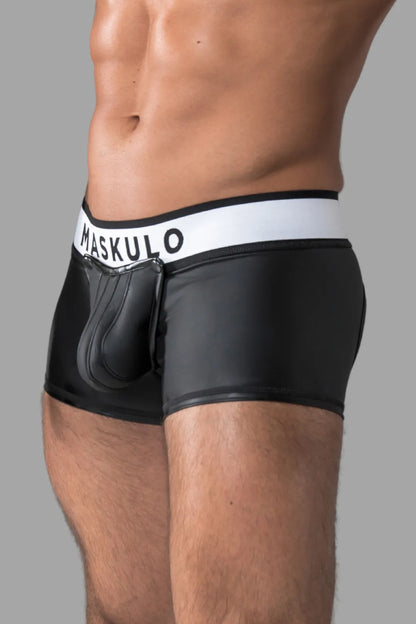 Gepantserd. Trunkshort met rubberen look. Afneembaar zakje. Achterkant met ritssluiting. Zwart