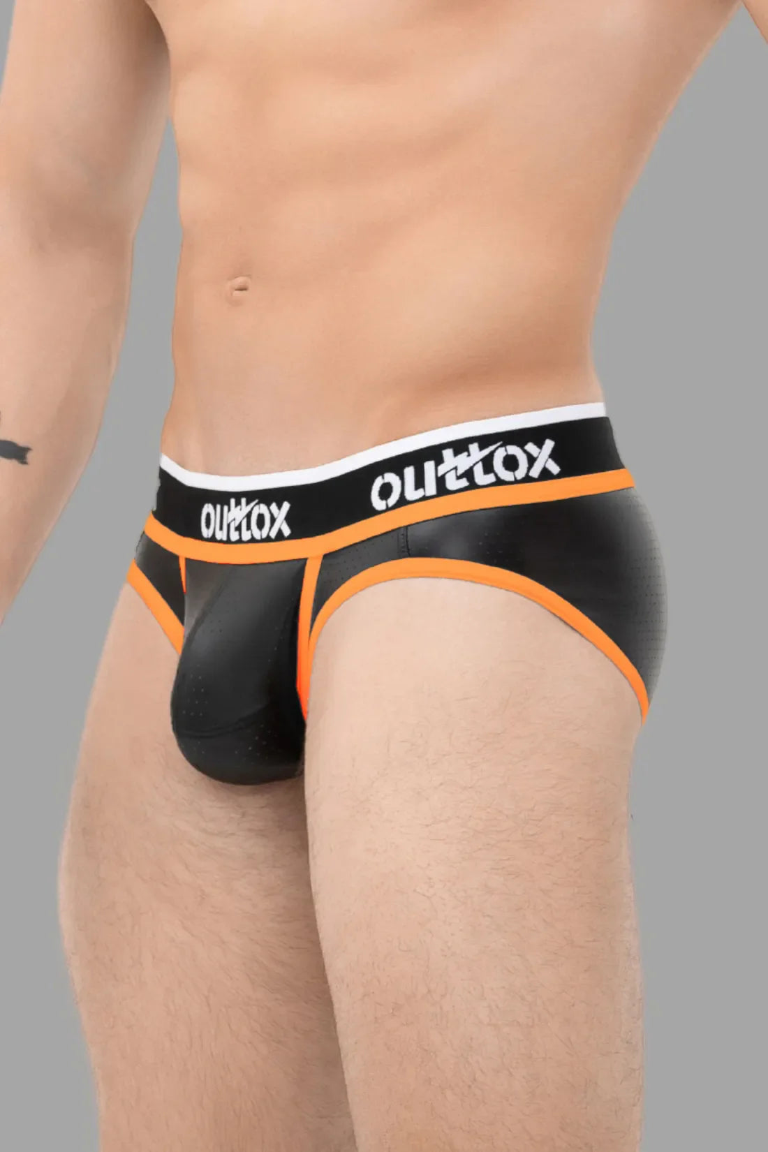 Outtox. Slip arrière enveloppé avec braguette à boutons-pression. Noir et orange